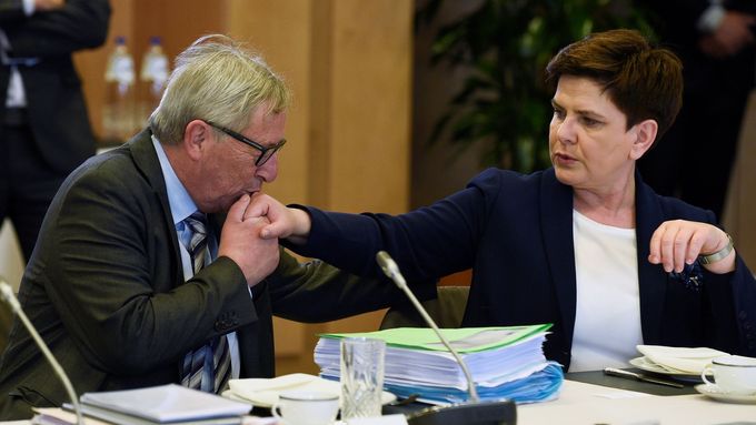 Předseda Evropské komise s polskou premiérkou Beatou Szydlovou.