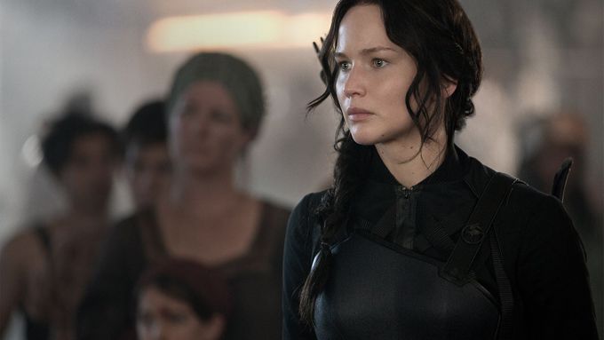 Jennifer Lawrence postavu Katniss spolehlivě uhrává i ve chvílích, kdy dvakrát pochopitelně nejedná.
