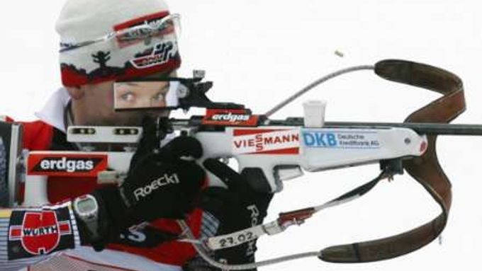 Německý biatlonista Michael Rösch stříli při závodě štafet v rámci SP v Hochfilzenu.