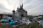 Depresivní vizi Disneylandu Banksy daruje uprchlíkům. V džungli u Calais nahradí stany