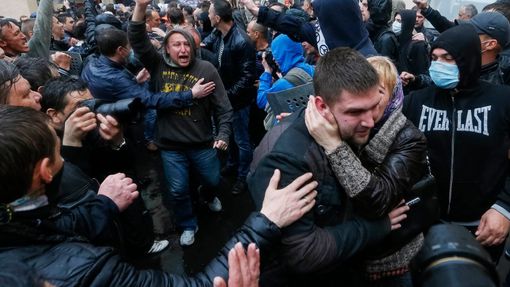 Jako hrdinové. Dav vítá propuštěné muže, kteří skončili v policejní cele kvůli pátečním výtržnostem v ulicích Oděsy.