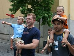 Cílem loňského průvodu gayů a lesbiček v Brně bylo mj. upozornit na neexistující rodičovská práva stejnopohlavních párů. Podpořit je přijel i rodičovský pár z Kalifornie.