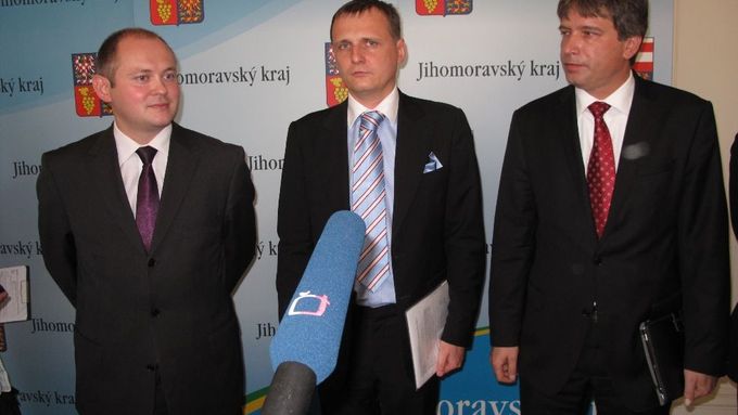 Ministr dopravy Vít Bárta (VV) ve společnosti jihomoravského hejtmana Michala Haška (vlevo) a brněnského primátora Romana Onderky (vpravo) (oba ČSSD).