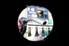 Cena nafty klesá, zatímco benzín lehce podražil