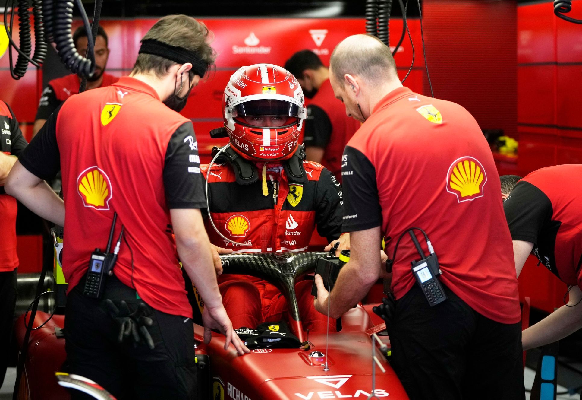 Charles Leclerc v boxech Ferrari během Velké ceny Španělska F1 2022
