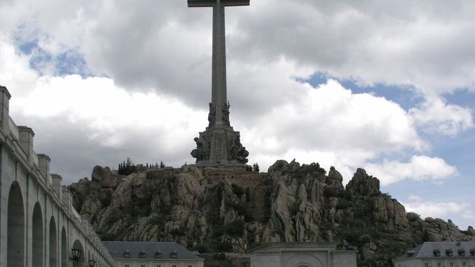 Valle de los Caídos, zde jsou pohřbeny fašistické oběti občanské války
