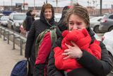 Ukrajina. Hlavně ženy s dětmi prchají na poslední chvíli z ostřelované Irpině u Kyjeva v březnu tohoto roku. Za zády jim zní výbuchy, pár set metrů od nich je frontová linie.