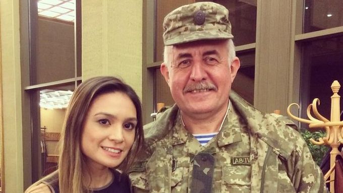 Liz Wahlová na snímku s ukrajinským vojákem. "Řekl mi, že na východě Ukrajiny zaznamenal bezpočet vycvičených ruských jednotek," líčí bývalá novinářka ruské RT.