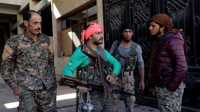 Bojovníci Syrských demokratických sil (SDF) v Rakce.