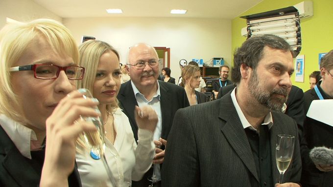 Zleva: Kristýna Kočí, Kateřina Klasnová, Josef Zieleniec, Radek John. Přípitek a šampaňské po prvních volebních odhadech.
