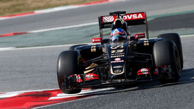Tým Lotus šokoval soupeře nejrychlejšími časy ve třech ze čtyř testů, Pastor Maldonado vyhrál ve čtvrtek a sobotu.