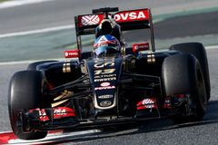 Lotus v testech formule 1 šokoval rychlostí, Alonso boural