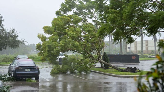 Hurikán Ian na hotelovém parkovišti v Sarasotě na Floridě porážel malé stromy a palmy.