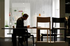 Židle k pracovnímu stolu: jde o vaše zdraví a pohodlí