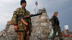 Proruští separatisté poblíž zničeného památníku u Doněcku