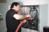 Obsluhu zařízení má na starosti Jindřich Ries, který je zaměstnancem Staropramenu již 44 let. Jeho úkolem je i odhadnout, kolik piva bude potřeba.