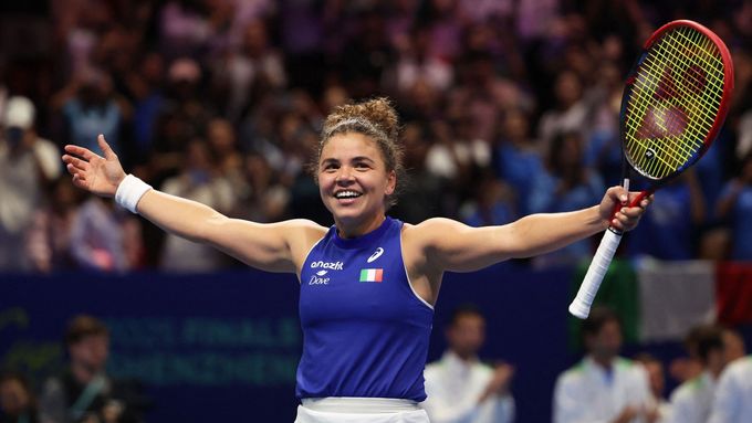 Jasmine Paoliniová slaví obhajobu triumfu italských tenistek v Poháru Billie Jean Kingové 2025.