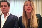Komik Ricky Gervais přirovnal omluvu Deppa a jeho manželky k videu rukojmích