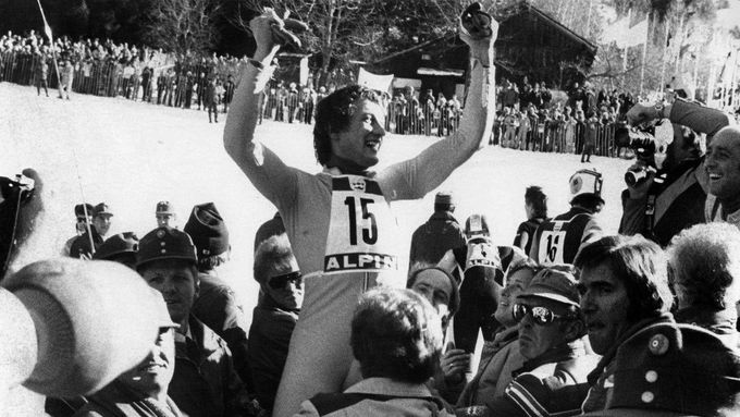 Franz Klammer nad hlavami nadšených fanoušků po triumfu na domácí olympiádě v Innsbrucku v roce 1976