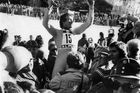 Franz Klammer nad hlavami nadšených fanoušků po triumfu na domácí olympiádě v Innsbrucku v roce 1976