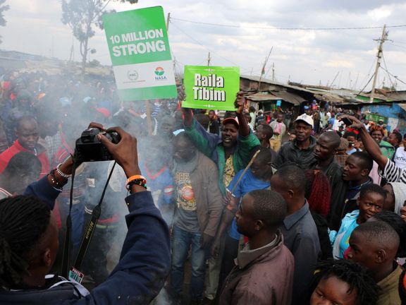 Fotograf Donwilson dokumentuje povolební demonstrace v Kibeře.