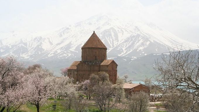Arménský kostelík na ostrově v tureckém jezeru Van.