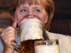 Merkelová si na ženu z lidu hrát nemusí, Němci ji uznávají bez rozdílu politické příslušnosti.