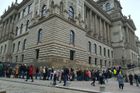 Před Národním muzeem se i druhý den po otevření tvoří dlouhé fronty. Návštěvníci jsou přesto s podobou historické budovy po rekonstrukci spokojeni.