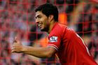 Arsenal zvládl vyloučení, Liverpoolu pomohl hattrick Suáreze