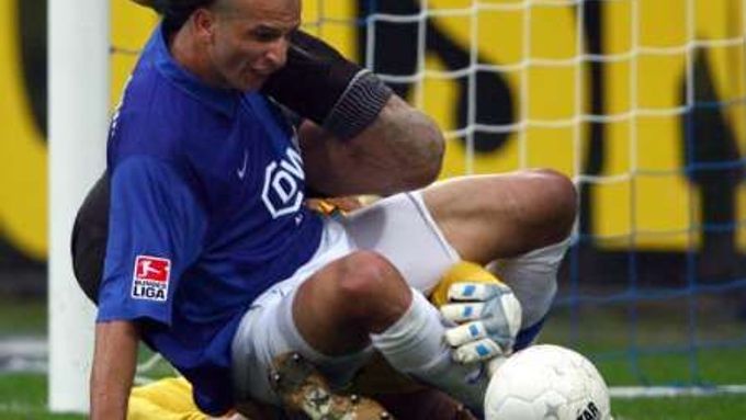 Bochumský hráč Fabio Junior (v modrém) se srazil s brankářem Simonem Jentzschem z Wolfsburgu.