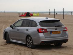 Subaru počítá, že vůz budou využívat aktivní rodiny. Díky pohonu všech kol se nemusíte bát uváznutí ani na písečné pláži.