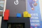 Výstava Game On se nachází v holešovické tržnice v hale č. 40 a začala 21. září.
Kromě kultovní postavy Maria jsou u vchodu také barevné kostky z Tetrisu.