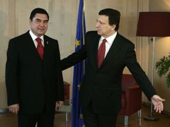 Nový prezident Berdymuchammedov s šéfem Evropské komise Josém Barrosem.