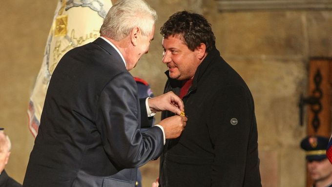 Prezident Zeman udílí medaili Za zásluhy I. stupně.
