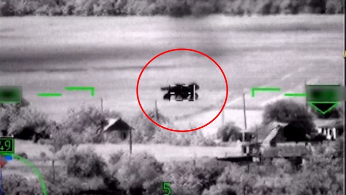 Na videu podle ruských vojenských blogerů nejsou obrněná vozidla, ale kombajny.