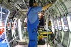 „V celém letadle je dohromady 15 kilometrů kabelů. Teď po modernizaci vlastně ještě víc," prozradil jeden z pracovníků továrny Aircraft Industries v Kunovicích.