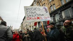 Záběry z protestů proti prezidentovi Milošovi Zemanovi 17. listopadu 2014 v Praze.