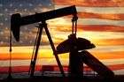 Cena ropy klesá. USA by mohly brzy těžit více než Saúdská Arábie a Rusko