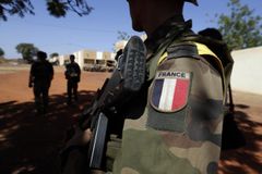 A French soldier patrols at the Mali air force base near Bamako as troops await their deployment January 18, 2013. REUTERS/Eric Gaillard (MALI - Tags: CIVIL UNREST CONFLICT MILITARY) Published: Led. 18, 2013, 5:45 odp.