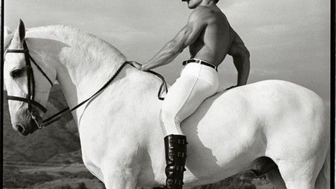 Malibu, California, 1988. Slavný snímek se začal na internetu objevovat s další zprávou o Schwarzeneggerově obnovené kariéře, podle níž ztvární trenéra koní. Použití je ovšem míněno ironicky. Fotka pochází z doby, kdy skutečně šel z role do role a hrál akční hrdiny.