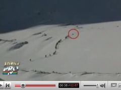 Na záběrech rumunského kameramana lze vidět, jak Číňané střílejí do skupiny Tibeťanů přecházející horský průsmyk. Prohlédněte si video na YouTube (odkaz výše ve článku)