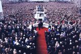 V den Reaganovy inaugurace v roce 1981 se na svobodu dostalo 52 amerických rukojmích držených v Íránu. Krize mezi USA a Teheránem po íránské islámské revoluci v roce 1979 nabrala nové obrátky v listopadu 1979, kdy íránští studenti obsadili velvyslanectví USA a zajali desítky Američanů. Na oslavu jejich propuštění byl v den inaugurace rozsvícen vánoční strom u Bílého domu.