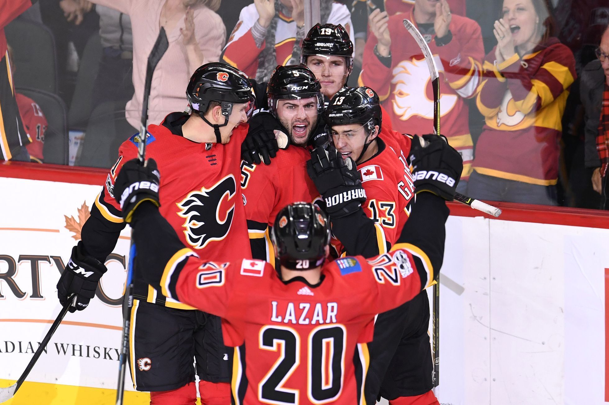 Mark Giordano a Calgary Flames slaví gól
