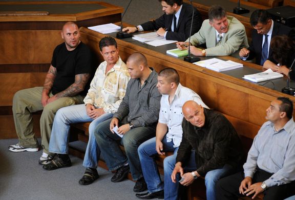 Údajní členové údajného Zádamského gangu u Vrchního soudu v Praze, srpen 2010. Milan Zádamský druhý zleva. Osm z dvanácti mužů bylo zproštěno obžaloby.
