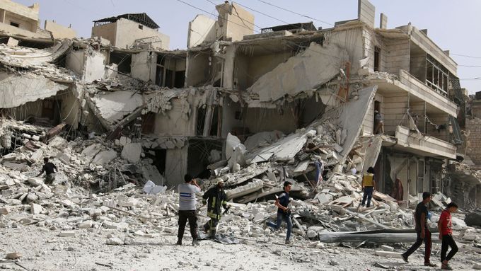 Město Aleppo po leteckých útocích.