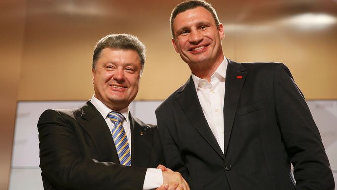 Petro Porošenko a Vitalij Kličko. Čokoládový král a bývalý šampion v boxu opanovali ukrajinské volby.