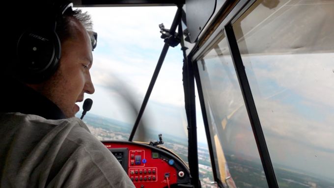 Přistání na 27 metrech. Letěli jsme s pilotem Łukaszem Czepielou, který umí s letadlem přistát na střeše mrakodrapu.