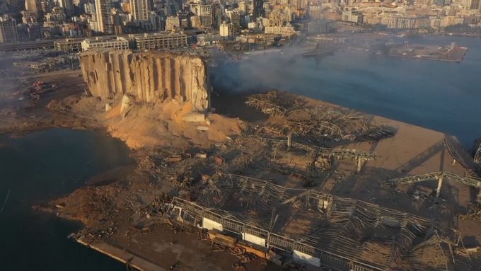Letecké záběry zničené části Bejrútu.