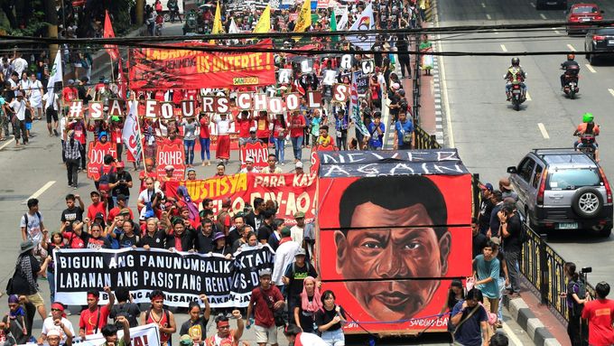 Tisíce Filipínců protestovaly proti brutální politice Rodriga Duterteho.