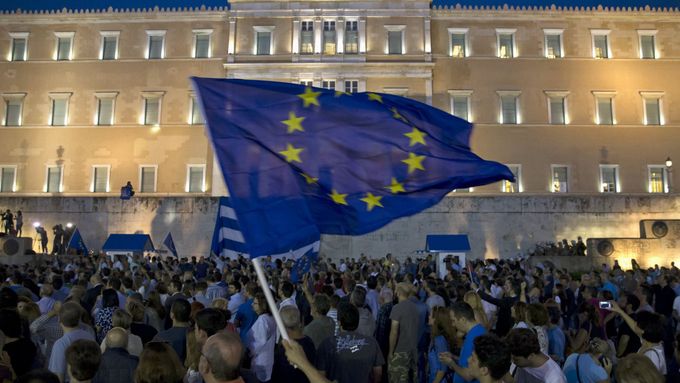 Pondělní demonstrace za setrvání v eurozóně na aténském náměstí Syntagma.